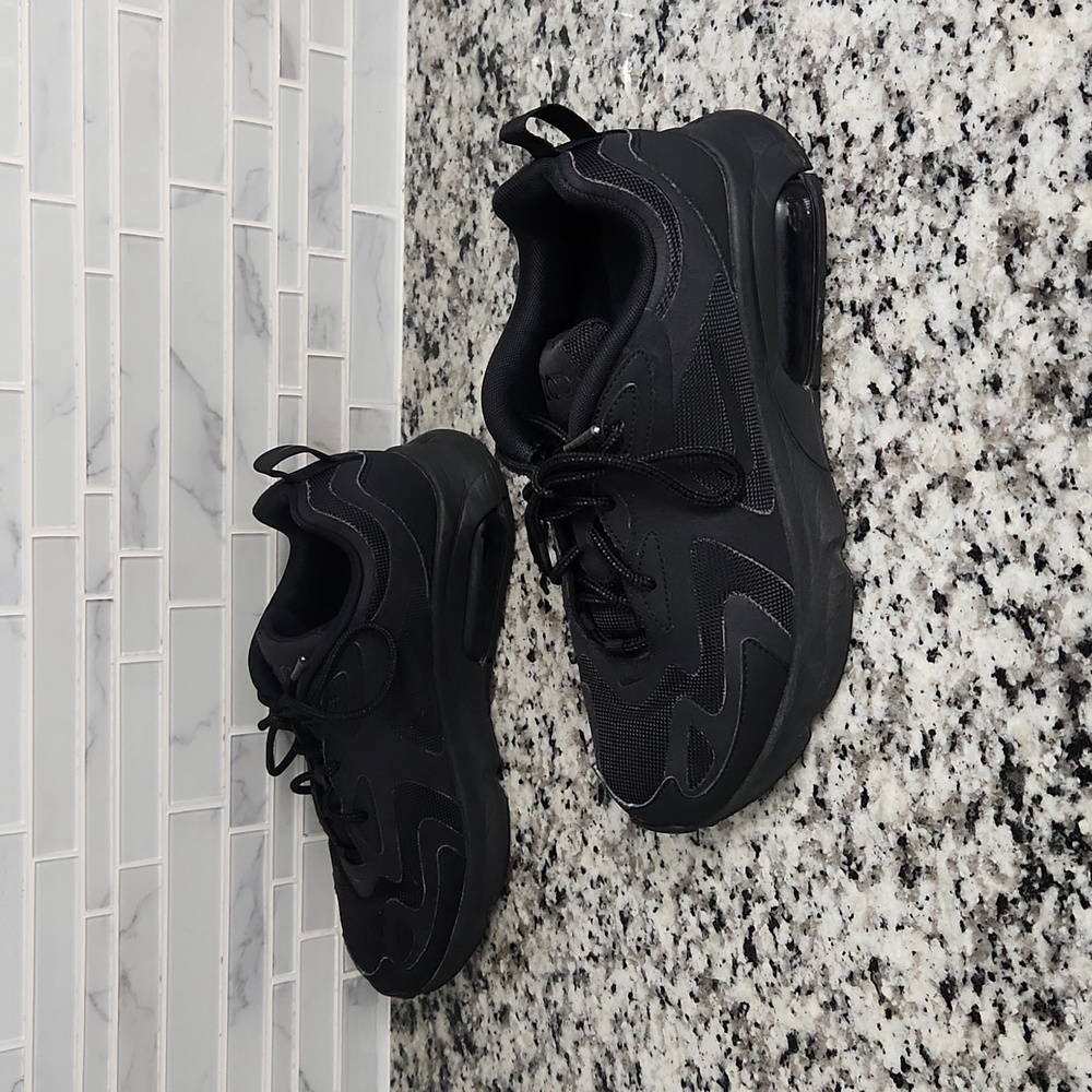 Triple Black Nike Air Max 200 Running Shoes sz 8.5 solid sneakers AT6175-003 - Picture 5 of 6